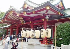 拝殿の前には清酒メーカーの提灯